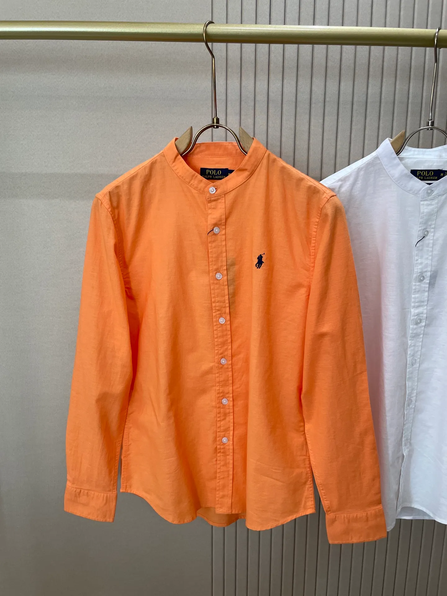 P220 🌸🌸🌸 POLO Ralph Lauren [High Quality] Classic shirt! The classic casual shirt made of pure cotton and linen has a unique design. It has a simple, clean and classic silhouette. It is a versatile style that can be switched at will. The fabric feels soft and delicate, highly breathable, and is close to the skin and comfortable to wear. It can be worn alone as an inner layer. Its versatile performance is beyond your imagination! The upper body of the ready-to-wear is simple and classic yet elegant! Size:M-XXL